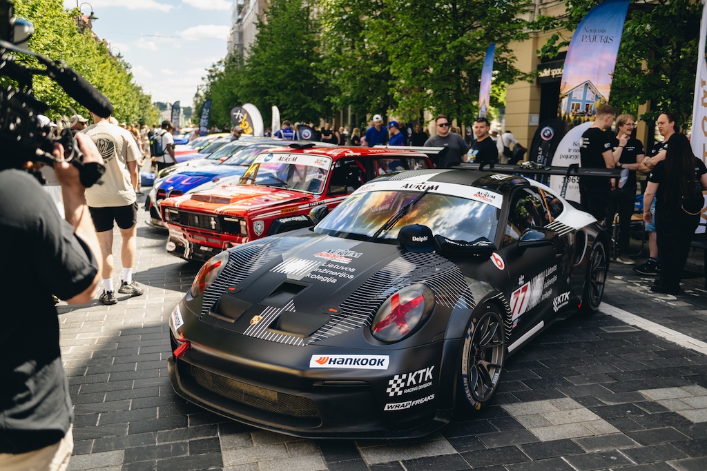 Sostinės Gedimino prospekte pristatytas didžiausias  Baltijos šalių autosporto festivalis