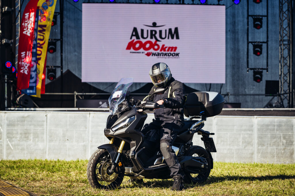 Prieš „Aurum 1006 km lenktynes“ keliautojas V. Milius įveikė 1006 mylias motociklu – pelnė „geležinio užpakalio“ titulą