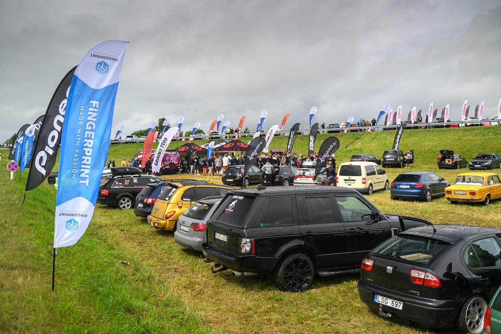 Lenktynių miestelyje vyksta „Išskirtinių automobilių Motor fest“, šalia trasos – tęsiasi „Orlen“ slalomas